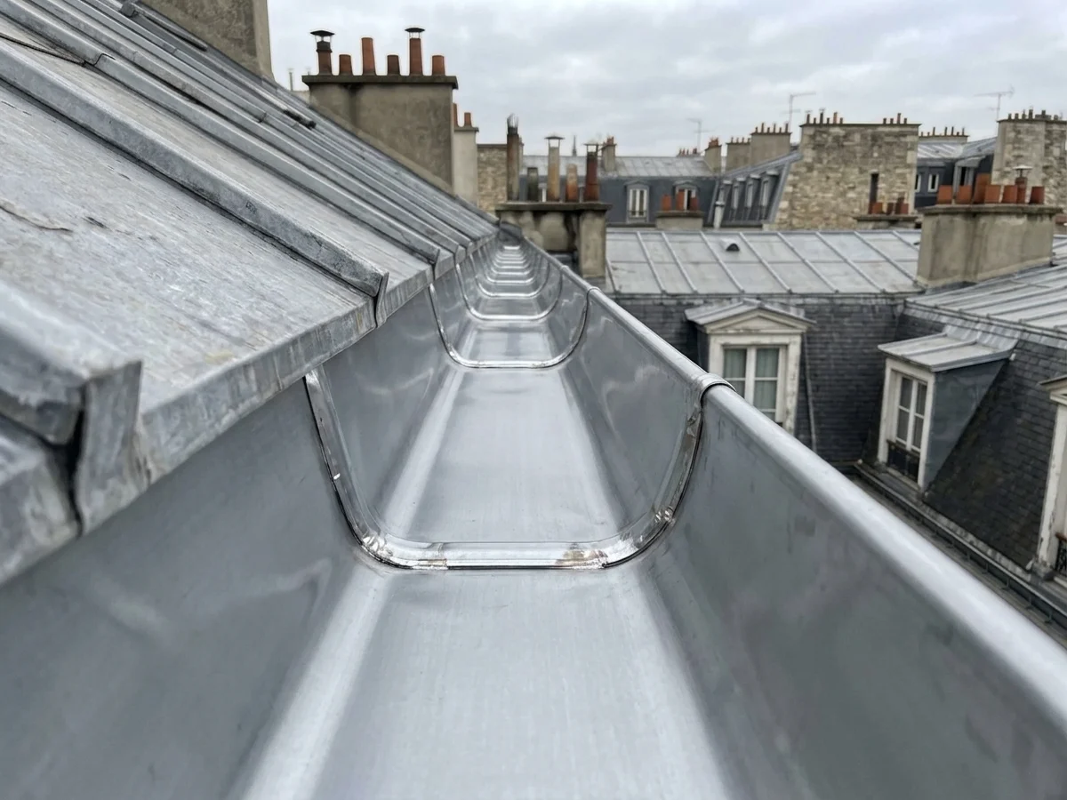 Chéneau neuf en zinc VMZINC avec soudures étanches à Vincennes.